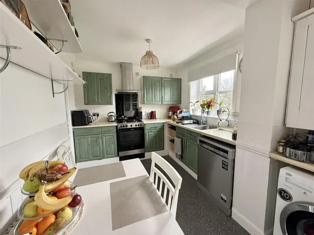 Photo 3 — Wych-Elm Close, Rugby