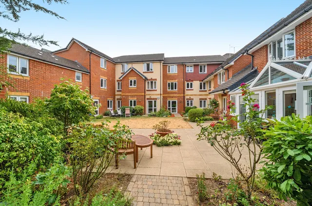 Ackender Road, Alton, GU34, photo 1