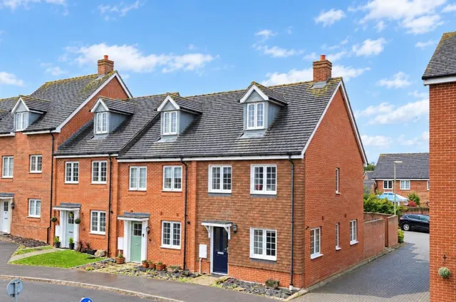 Jubilee Drive, Church Crookham, photo 1