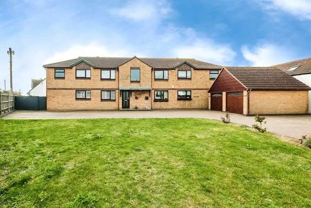 Brighton Road, Lancing, BN15, photo 1