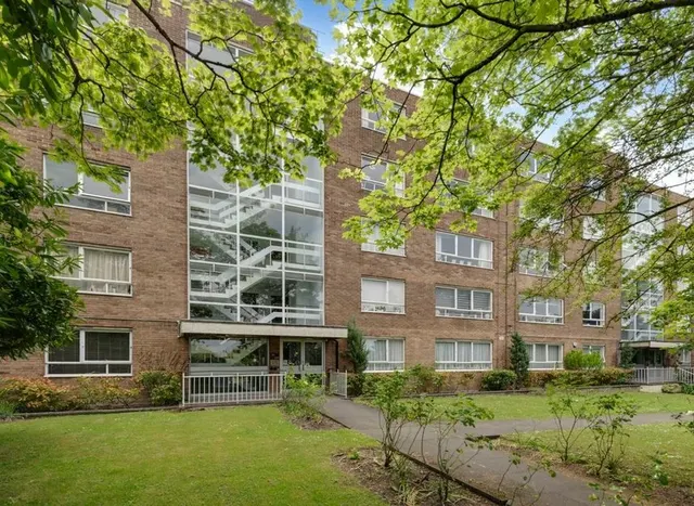 High Mount, Hendon, NW4, photo 1