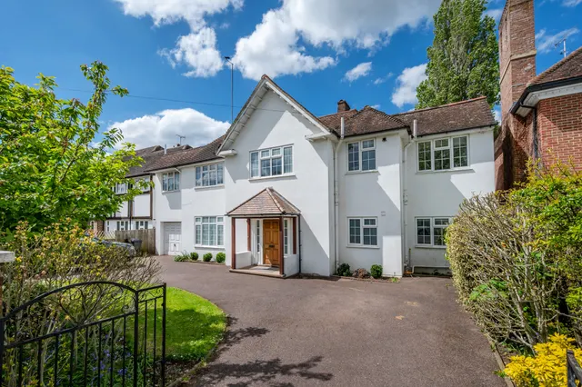 14 Roedean Crescent, London, photo 1