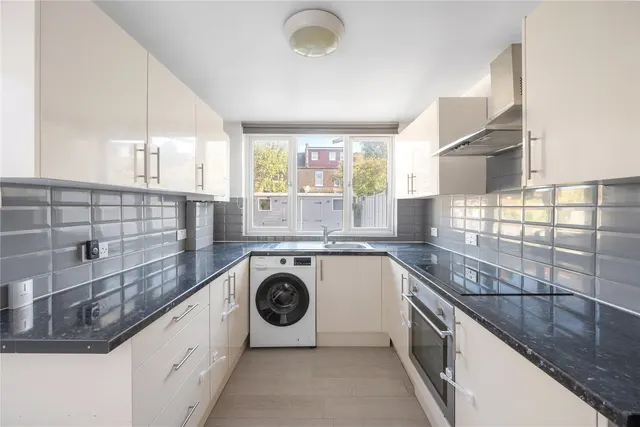 Clifton Park Avenue, London, SW20, photo 3