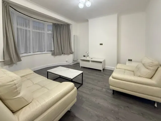Galsworthy Avenue, Romford, RM6, photo 1