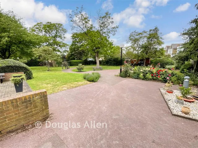 Cambridge Road, London, E11, photo 2