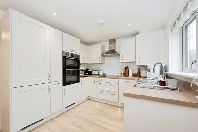 Yew Close, East Horsley, KT24, photo 2