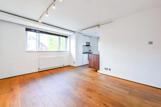 Photo 2 — 11b Newcourt Street, London