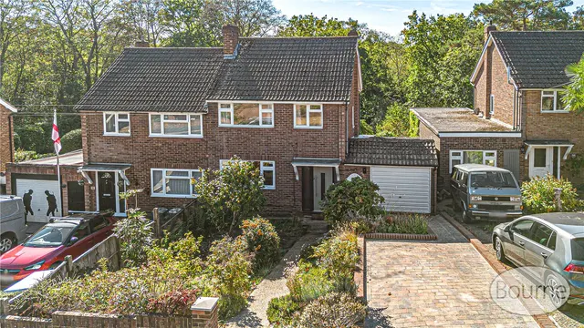 Hermitage Woods Crescent, St. Johns, GU21, photo 1