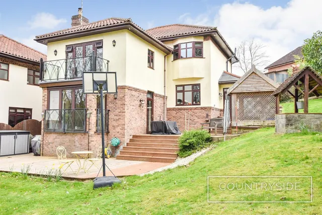 Badger Hall Avenue, Thundersley, photo 1