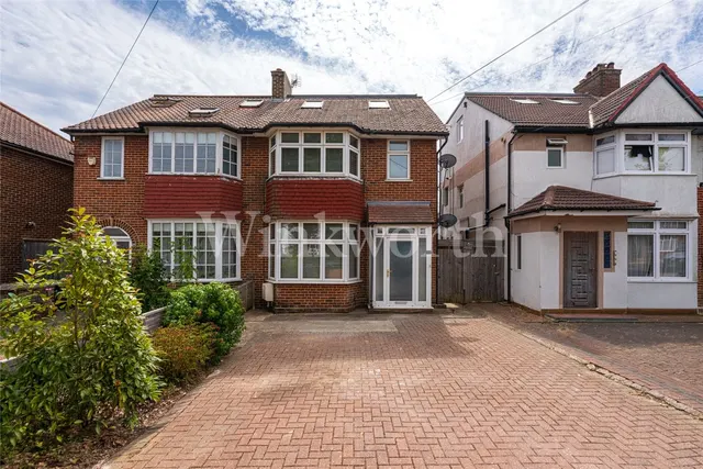Cleveland Gardens, London, NW2, photo 1