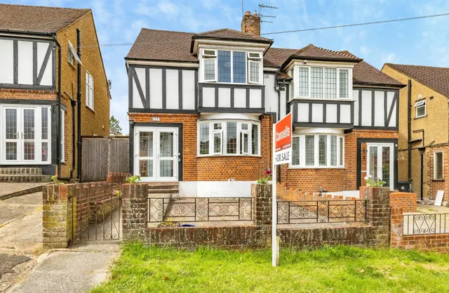 Ashfield Avenue, Bushey, photo 1