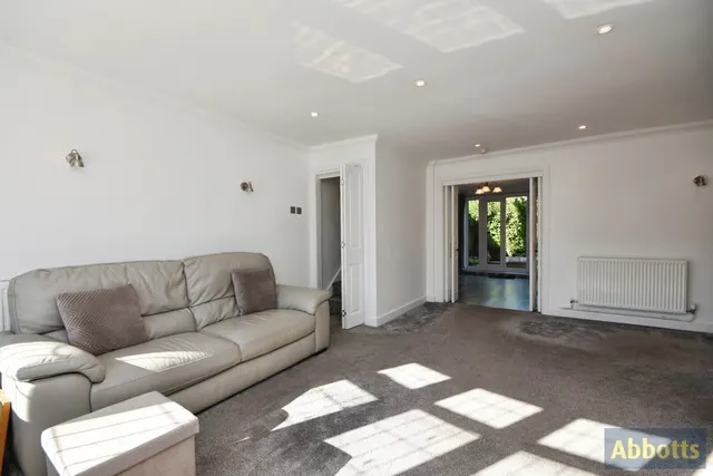 Photo 3 — Avondale Road, Rayleigh, Essex, SS6