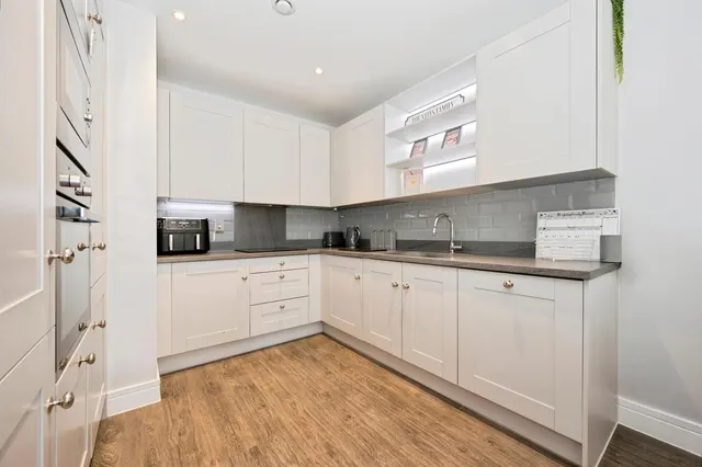 Consort Drive, Leatherhead, KT22, photo 3