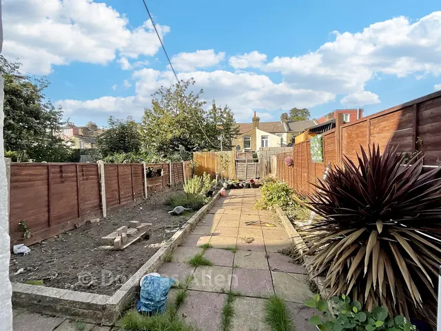 Halley Road, London, E12, photo 2