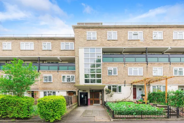 Glen Albyn Road, London, photo 1