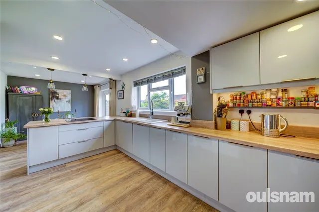 Photo 3 — Witton Avenue, Droitwich, Worcestershire, WR9 8NZ