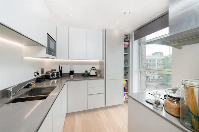 2 bedroom flat, Stockwell Park Walk, London