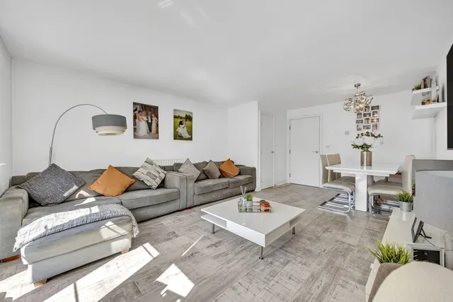 Bushy Close, Essex, Romford, RM1 4WN, photo 1