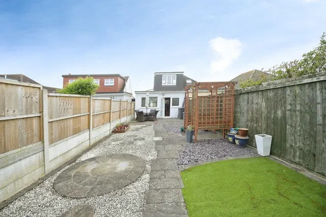 Photo 2 — Clyde Way, Romford, RM1