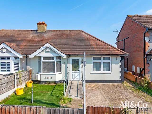 Nelson Road, South Ockendon, Essex, RM15 6PX, photo 1