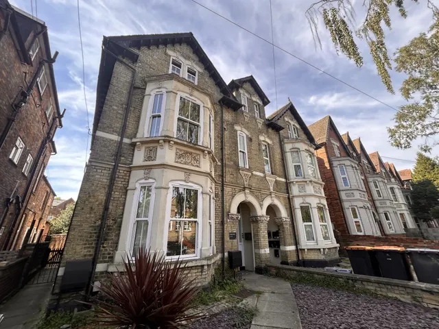 Clapham Road, MK41, photo 1
