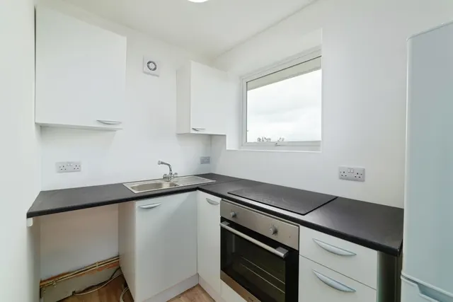 Seaview Crescent, Goodwick, SA64, photo 3