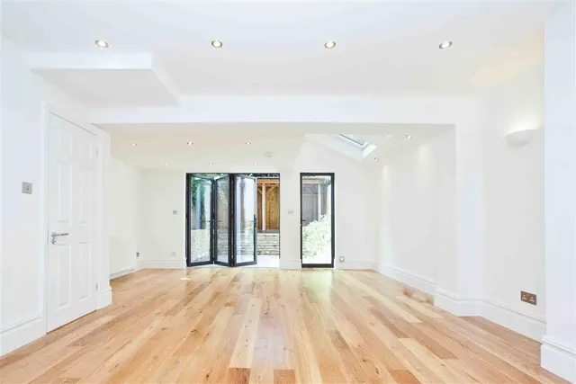 Photo 3 — 4 bed for sale in Corinne Road, London