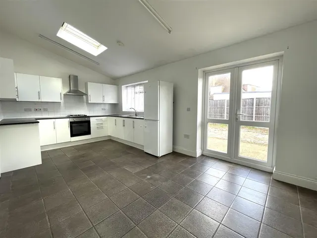Cromer Close, Uxbridge, photo 2