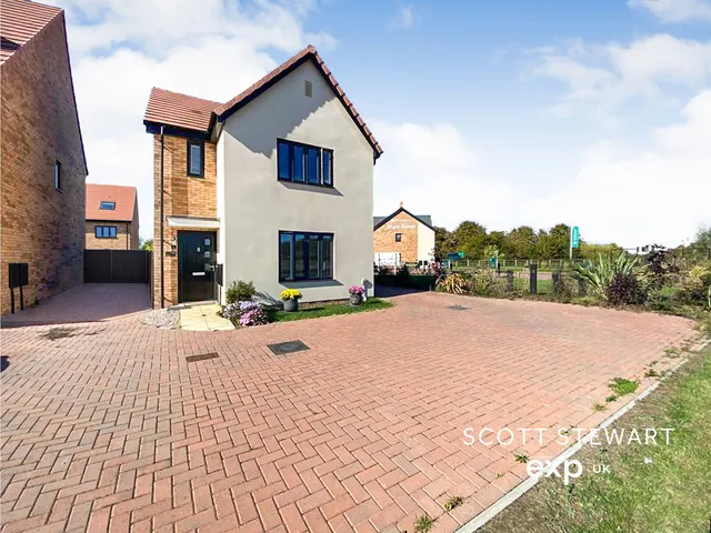 Aqua Drive, Hampton Woods, PE7, photo 1
