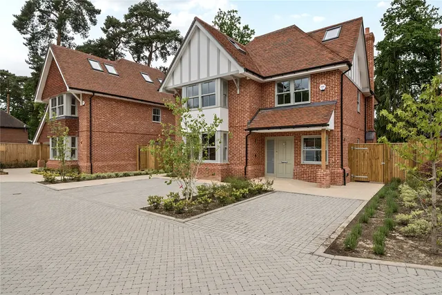 Old Woking Road, Woking, GU22, photo 1