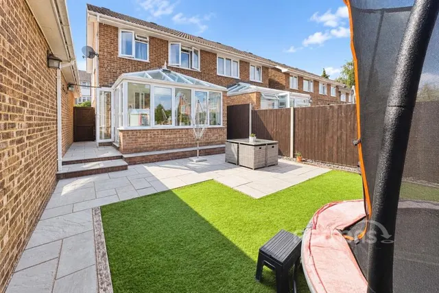 Dovedale Close, Owlsmoor, GU47, photo 3