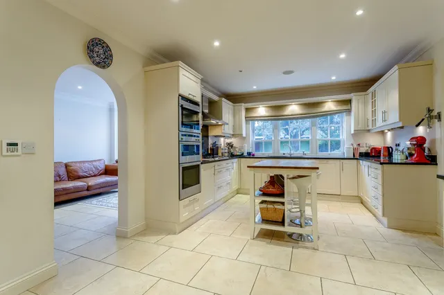 Wood End Close, Farnham Common, SL2, photo 3