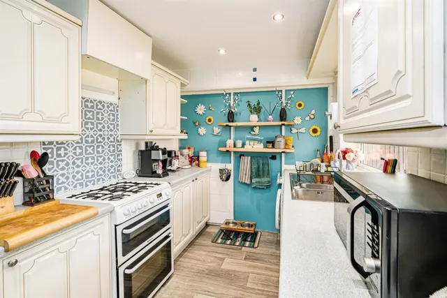Photo 2 — Farnley Road, Aylesbury
