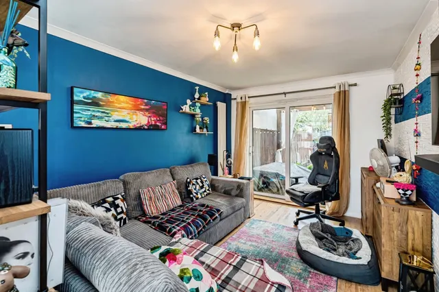 Photo 3 — Farnley Road, Aylesbury