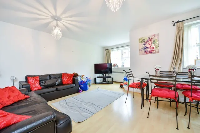 Macmillan Way, SW17, photo 2