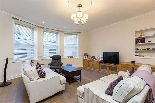 Wynnstay Gardens, London, W8, photo 2