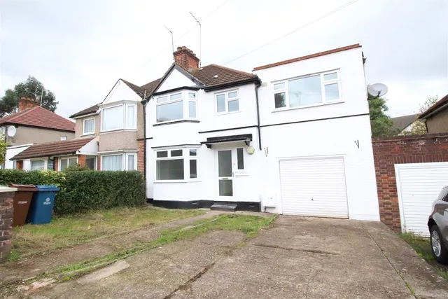 Albany Crescent, Edgware, photo 1