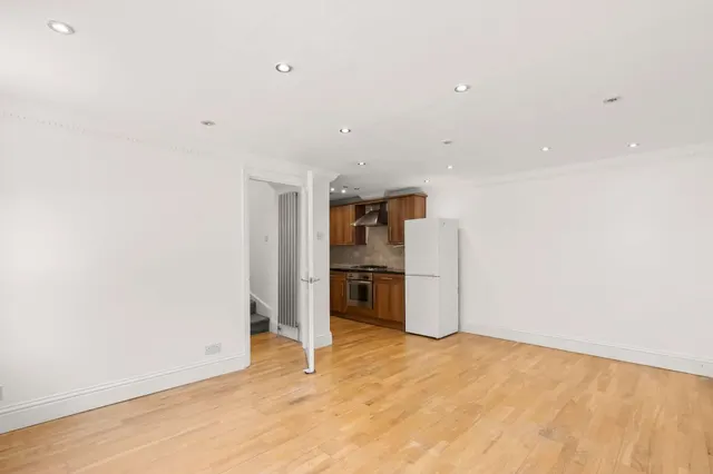 Photo 3 — Barnard Mews, London, SW11 1QU