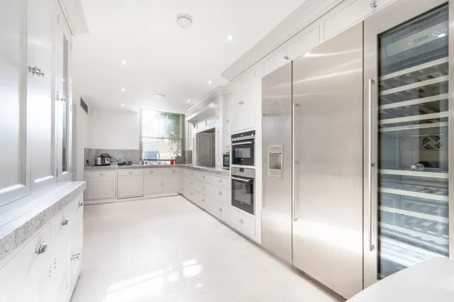 Photo 2 — Flat B, Blenheim Court, London