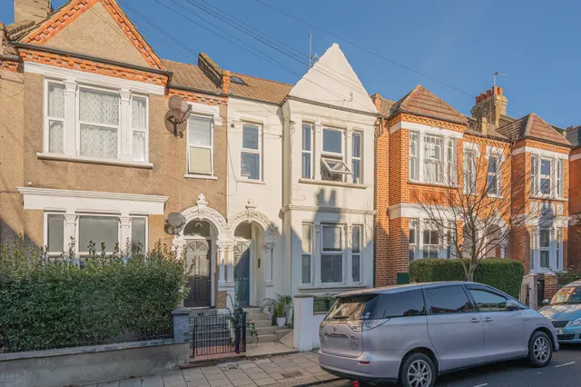 Flat 3, 17 Kingscourt Road, London, photo 1