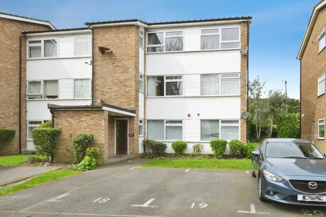 Photo 3 — High Road, Broxbourne