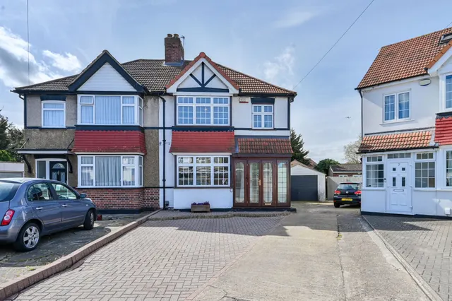 6 Burton Gardens, Hounslow, photo 1