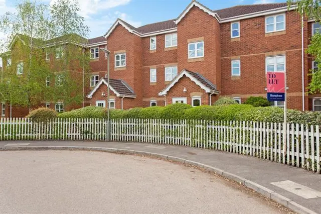 Woodfield Road, Thames Ditton, photo 1