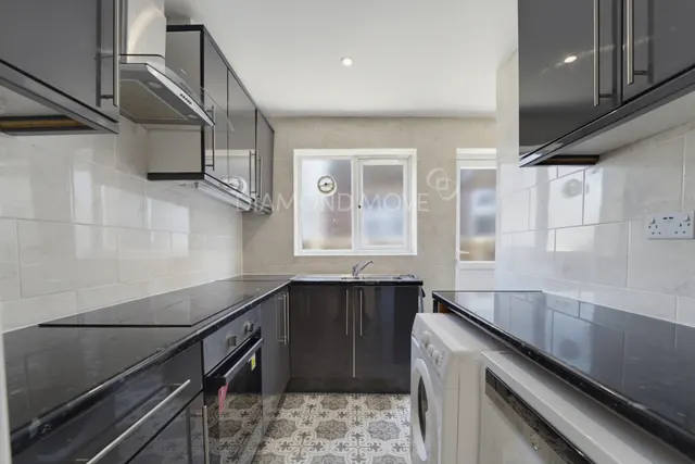 Staines Road, Feltham, TW14, photo 2