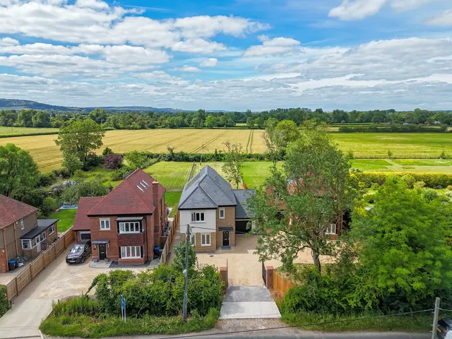 Tring Road, Long Marston, Tring, photo 1
