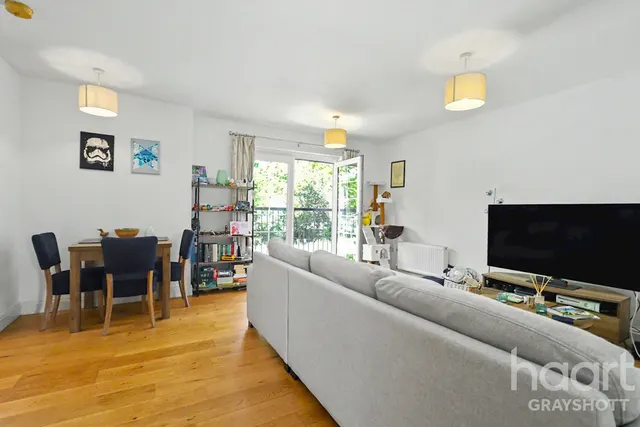 Elder Crescent, Lindford, GU35, photo 2