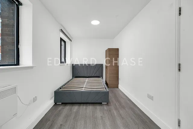 High Road, Ilford, IG1, photo 1