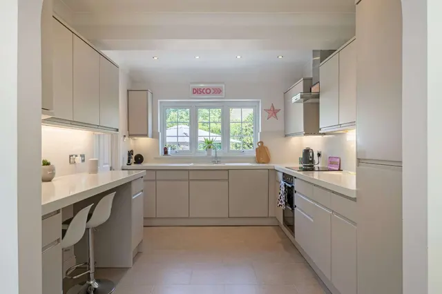Photo 3 — Evelyn Way, Stoke d'Abernon, Cobham, Surrey, KT11 2SJ