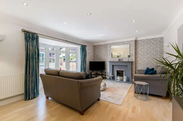 Photo 2 — Evelyn Way, Stoke d'Abernon, Cobham, Surrey, KT11 2SJ