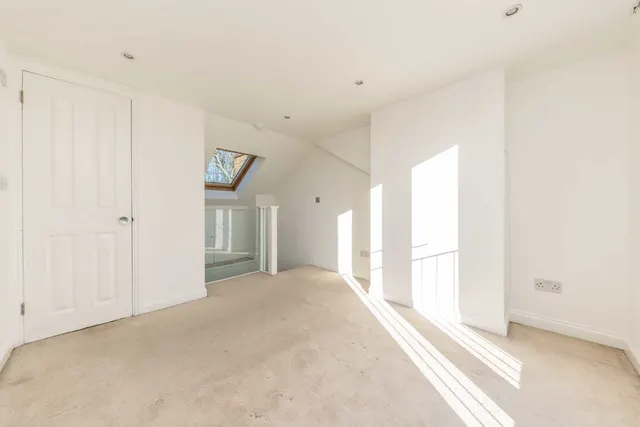 Staines Road, TW2, photo 3